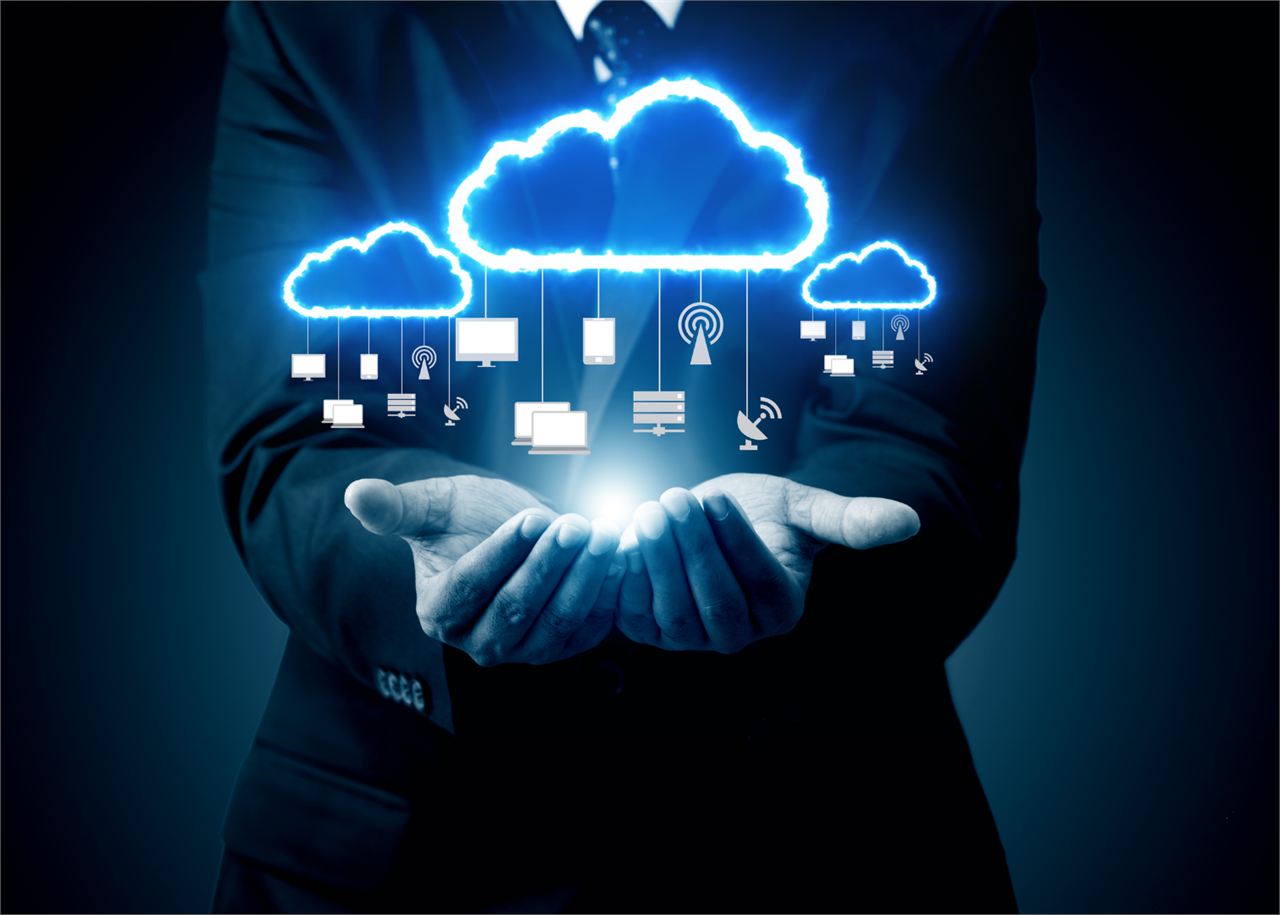 Symbolische Darstellung von Cloud-Speicher, verbunden mit verschiedenen Endgeräten