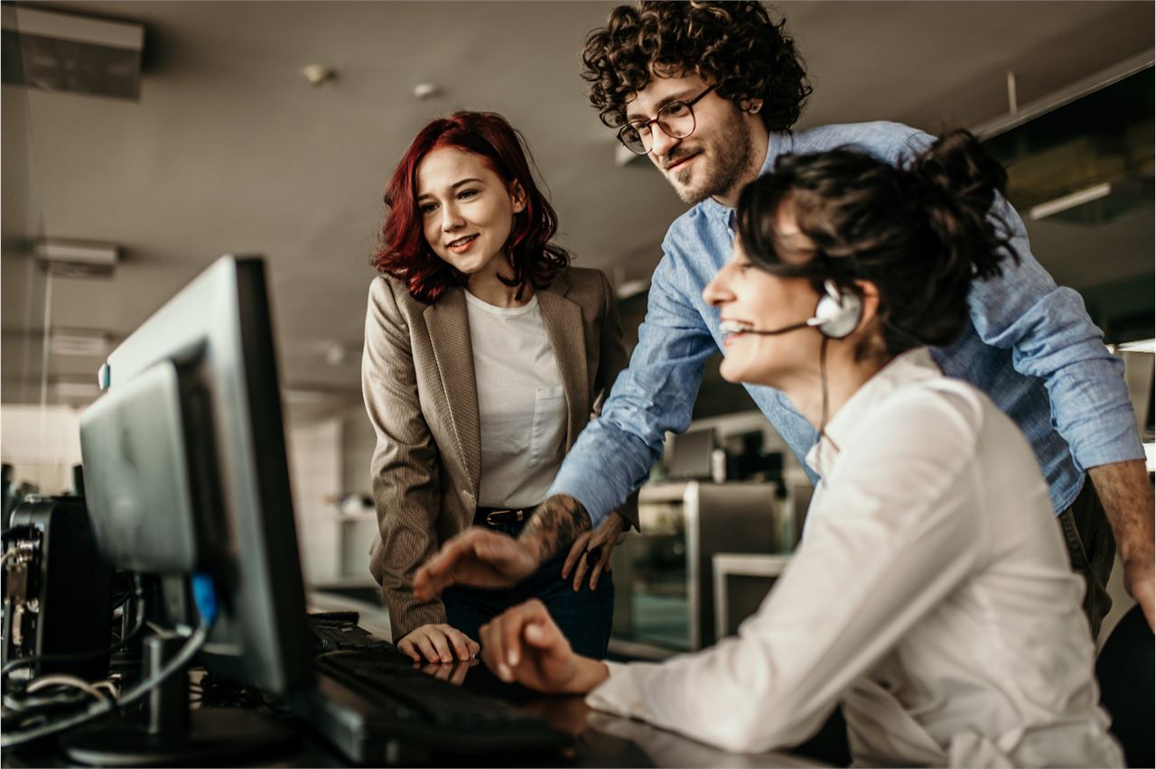 IT-Support-Team bespricht gemeinsam eine Lösung am Bildschirm