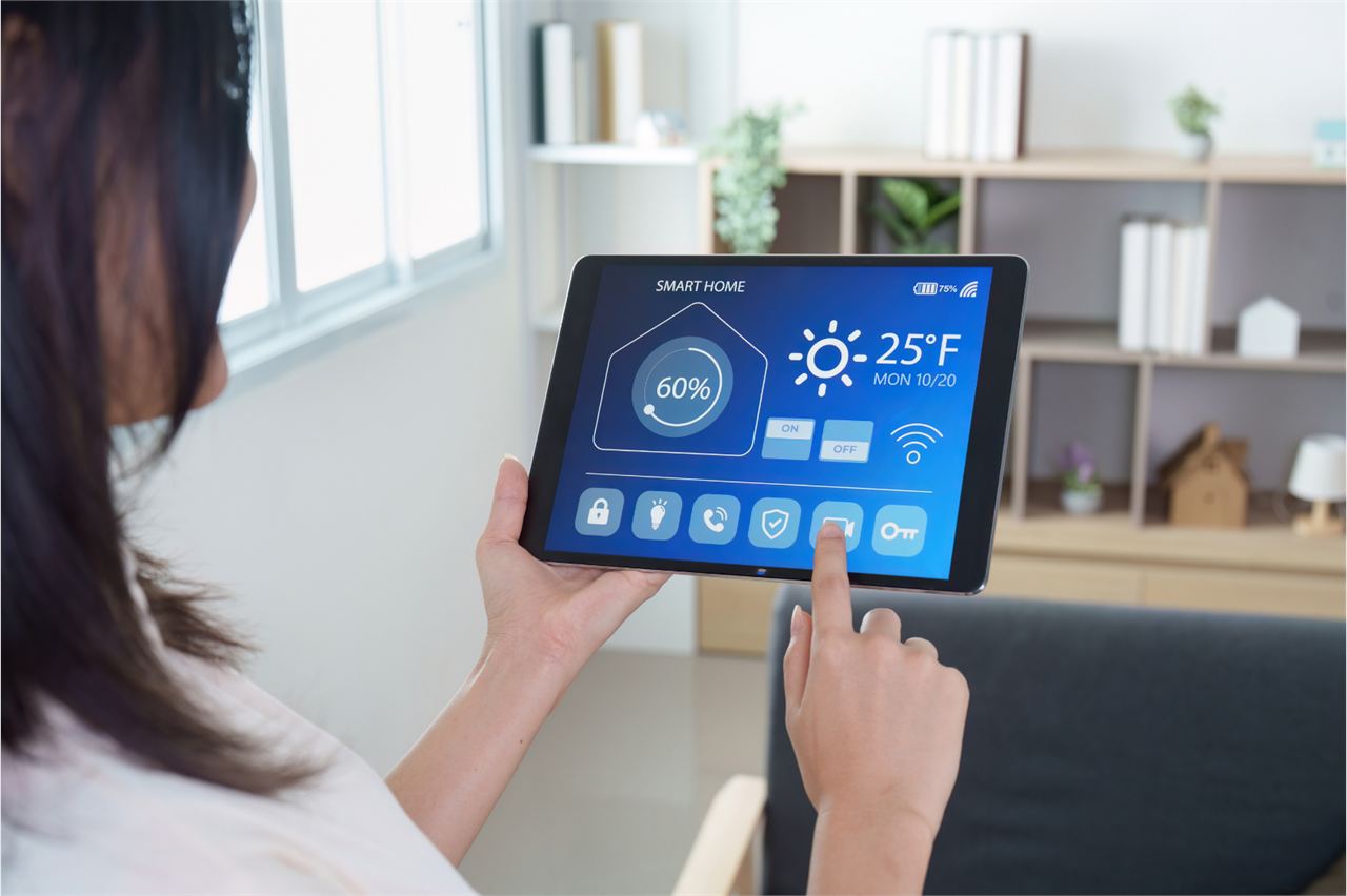 Steuerung von Beleuchtung, Heizung und Sicherheit über eine Smarthome-App auf dem Tablet